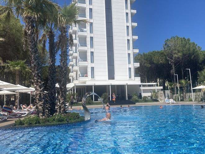 Henry Resort & Spa Image