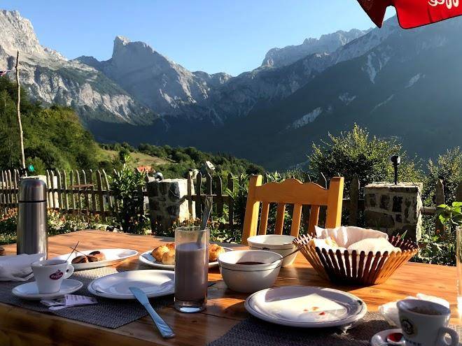 Hotel vellezrit guri