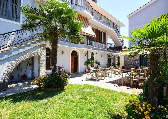 Rose garden hotel restaurant