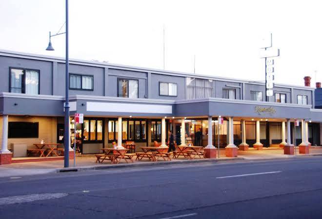Commodore motor inn