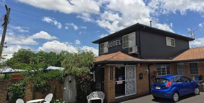 White lanterns motel