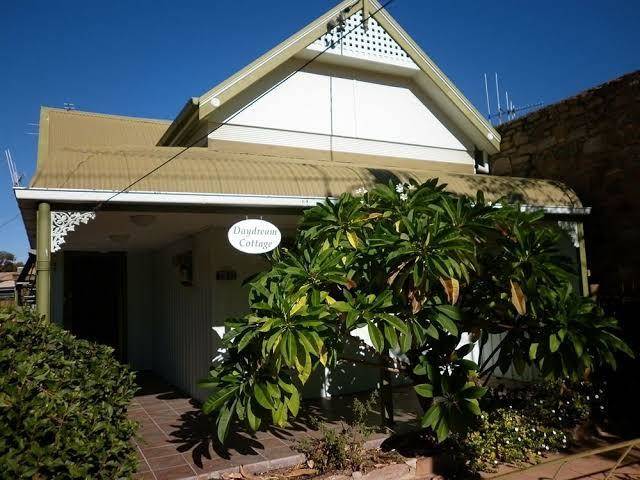 Daydream motel & cottages