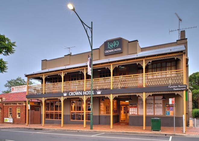 The crown hotel motel
