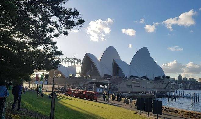 Stylish waterfront apt close to rhodes station