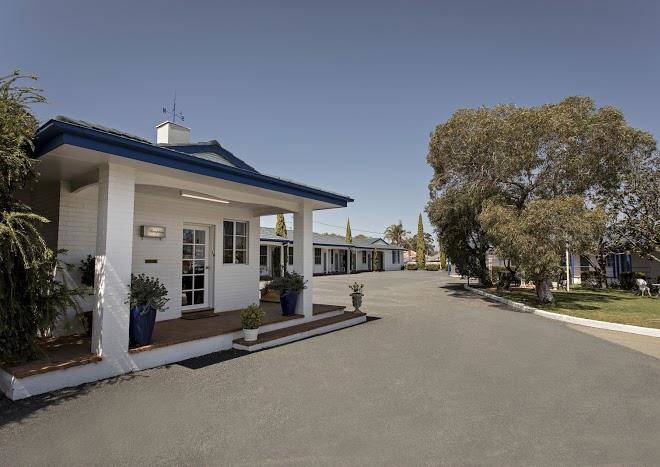 Colonial motel
