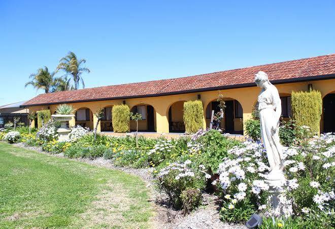 Twin swans motel