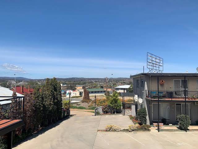 Crest motor inn