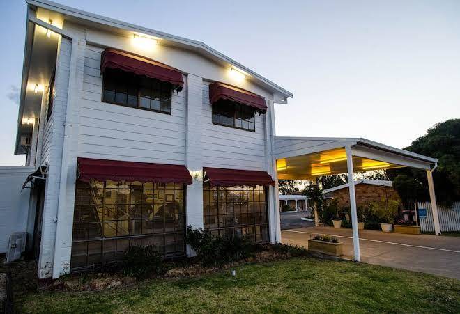 Colonial motor lodge
