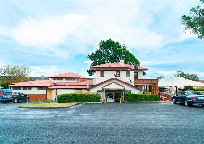 The Oaks Hotel Image