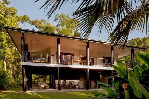 Misty mountains rainforest retreat
