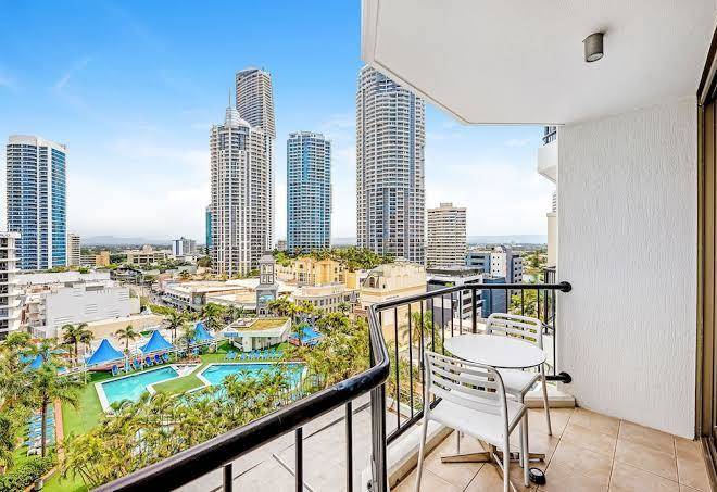 Private apt in the heart of surfers paradise