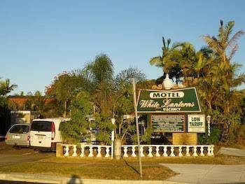 White lanterns motel