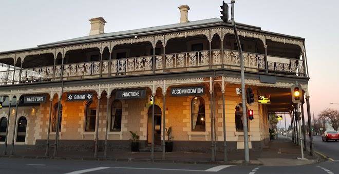 Mac's hotel