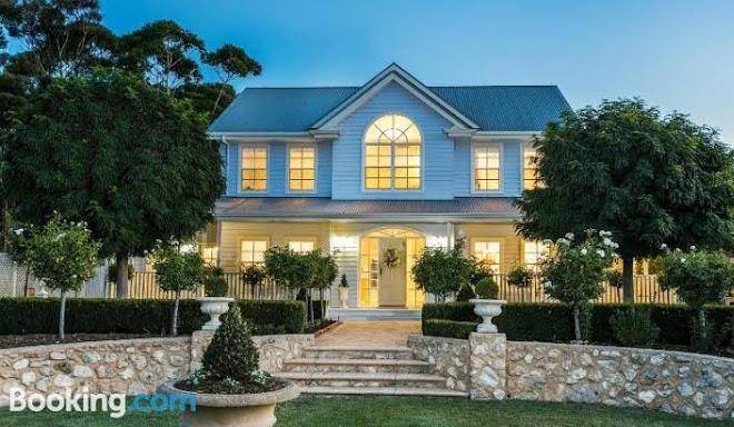 Maison blue estate