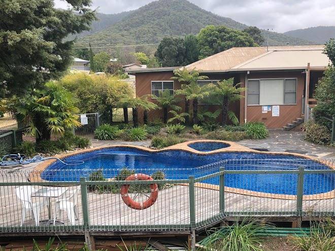 Mountain Creek Motel Bar And Restaurant Image