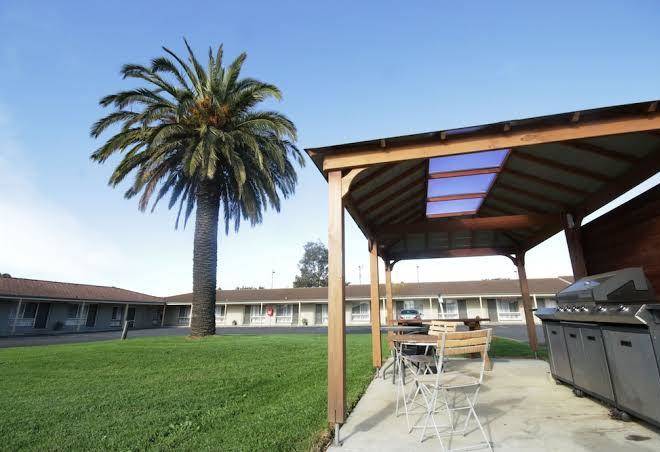 Golden Palms Motel Image