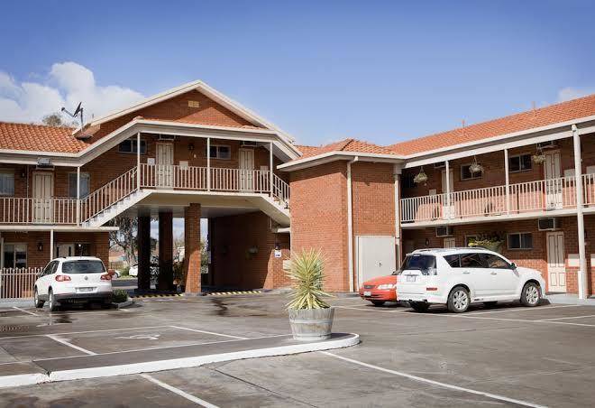 Courtyard motor inn