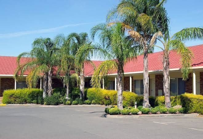 Pines country club motor inn