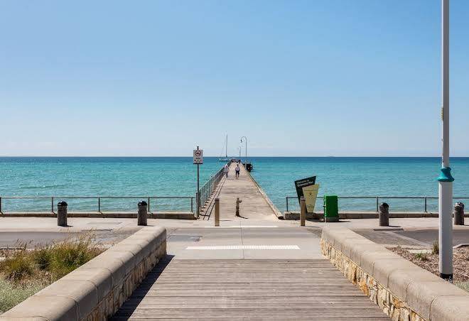 Dromana 300m beach shops & cafes table tennis