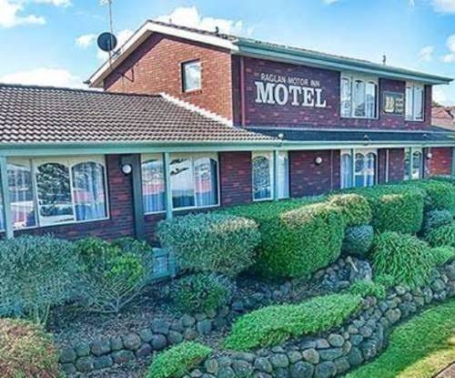 Raglan motor inn