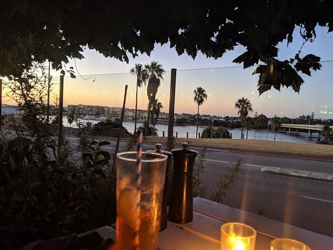 Bar & courtyard tradewinds hotel