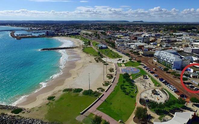 Geraldton backpackers on the foreshore