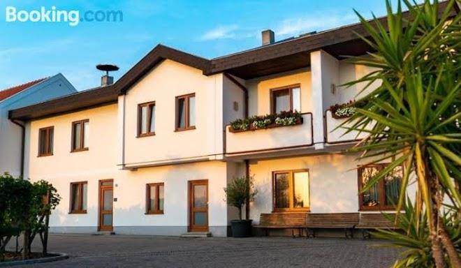Weingut pension zum seeblick familie sattler