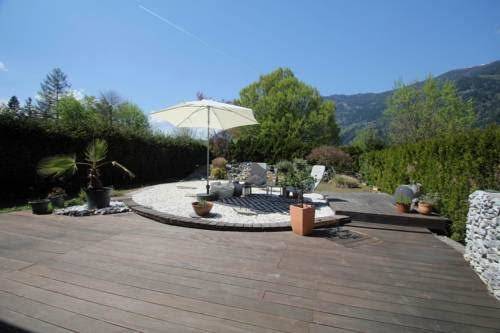 Haus mit badeteich und blick zum see