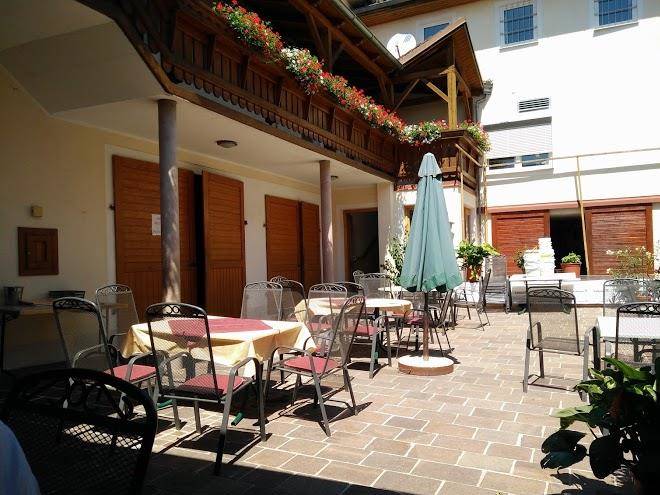 Gasthaus zum schwarzen rossl fam pambalk blumauer