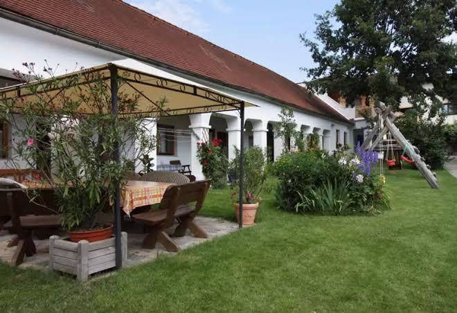 Weingut genieserzimmer himmelbett bohrn