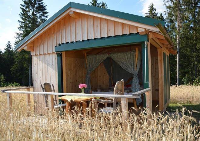Ein bett im kornfeld