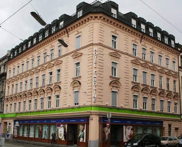 Hotel Caroline Image