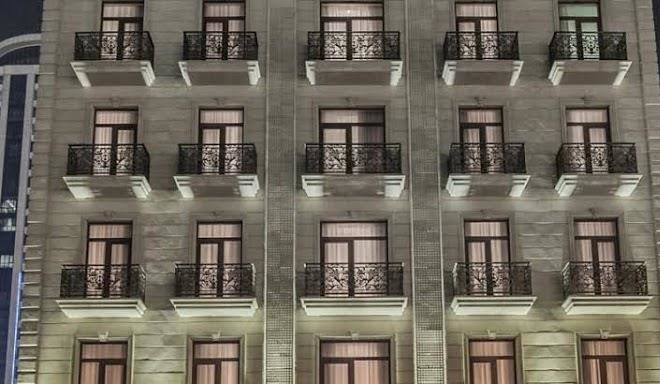 Boulevard side hotel