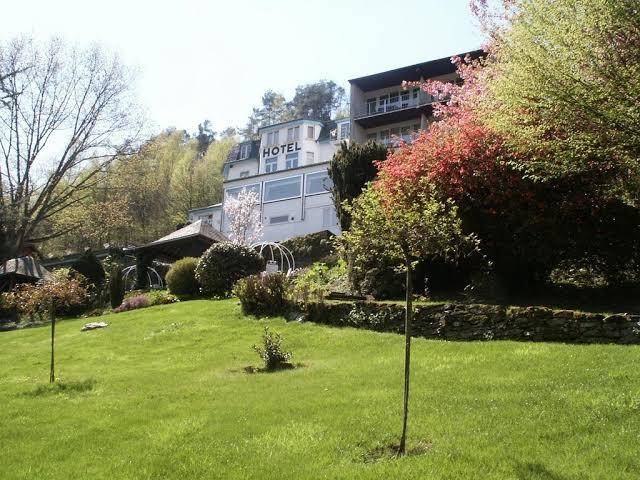 Hotel aux roches fleuries