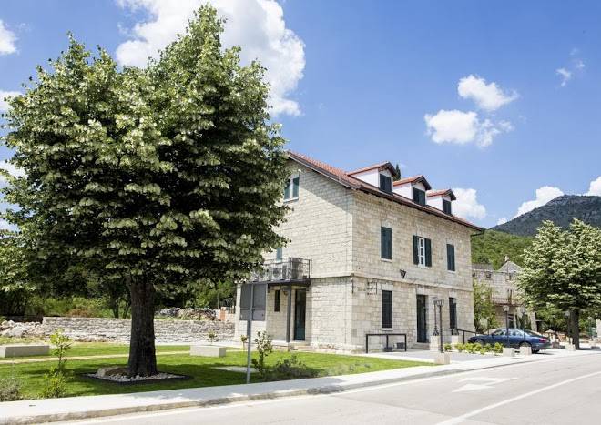 Hotel stanica ravno