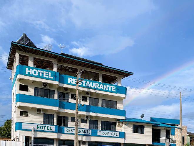 Hotel e restaurante tropical