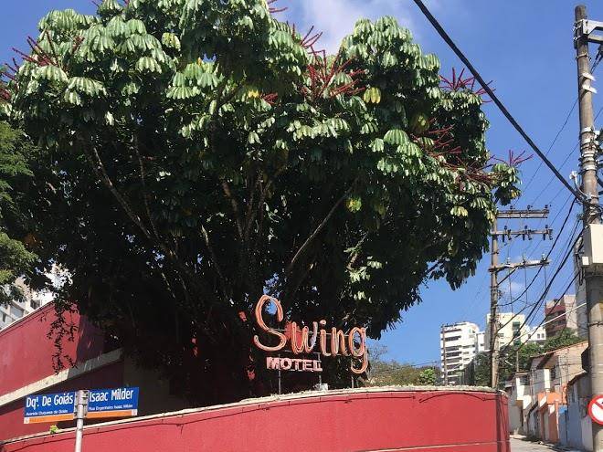 Swing motel