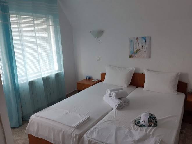 Semeen hotel priyateli