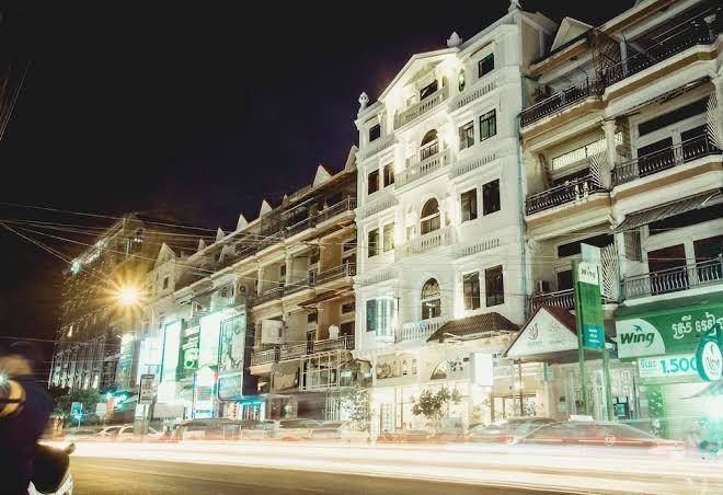 Grand elevation hotel