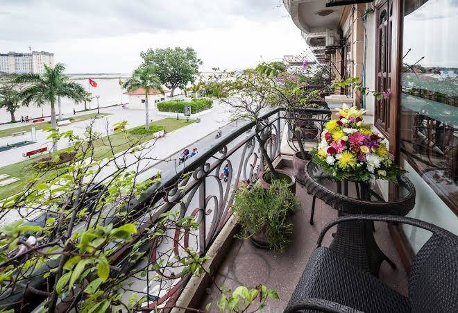 Red hibiscus hotel