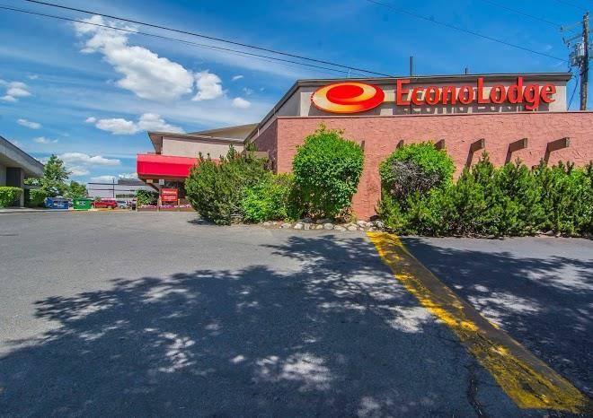 Econo lodge motel village calgary
