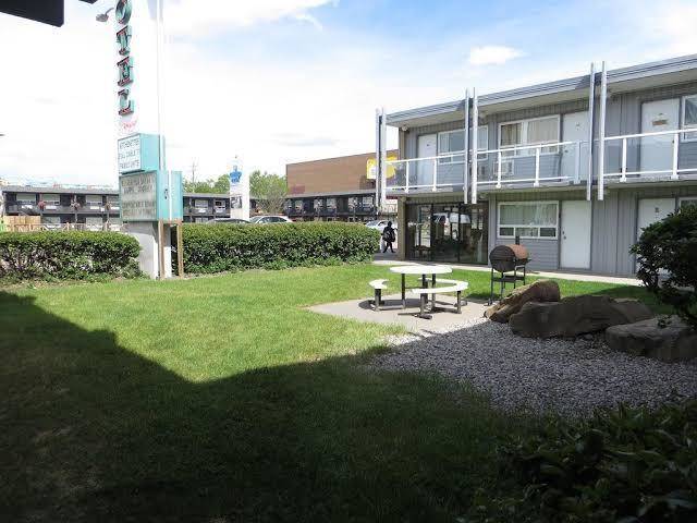 Traveller's inn motel