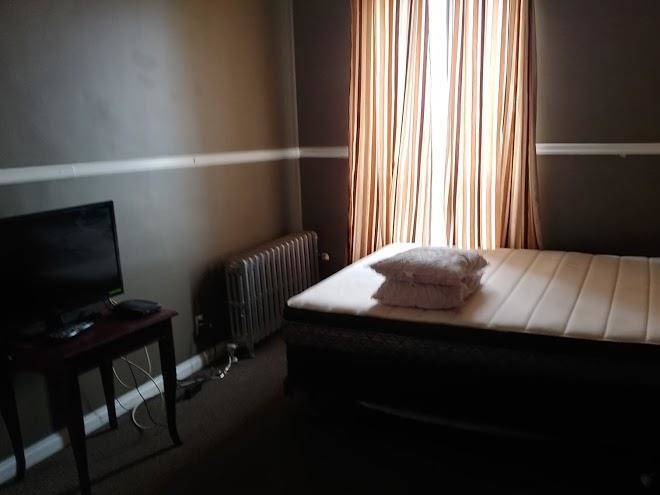 Lacombe hotel