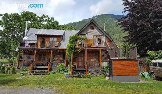 Kaslo manor lodge