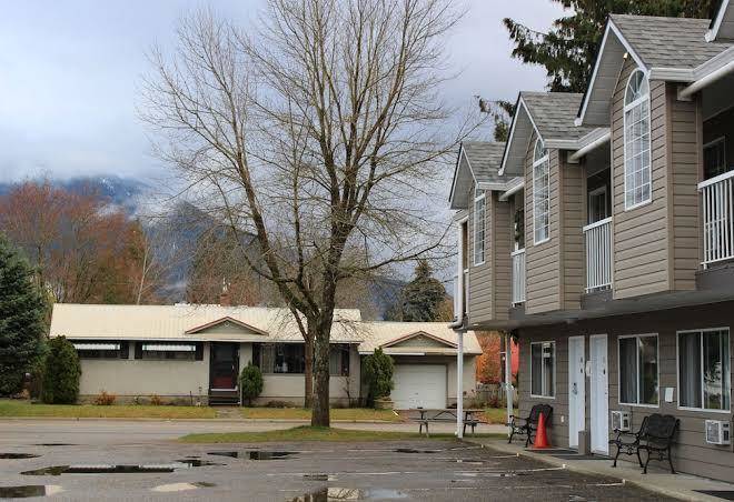 Monashee lodge