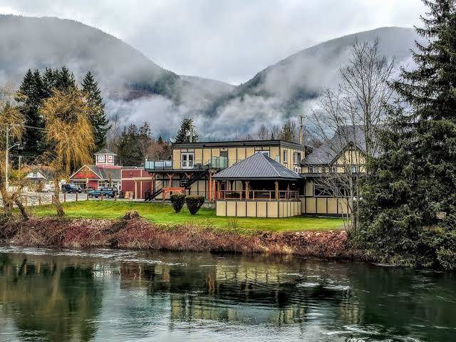 Riverside inn
