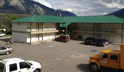 4 pines motel