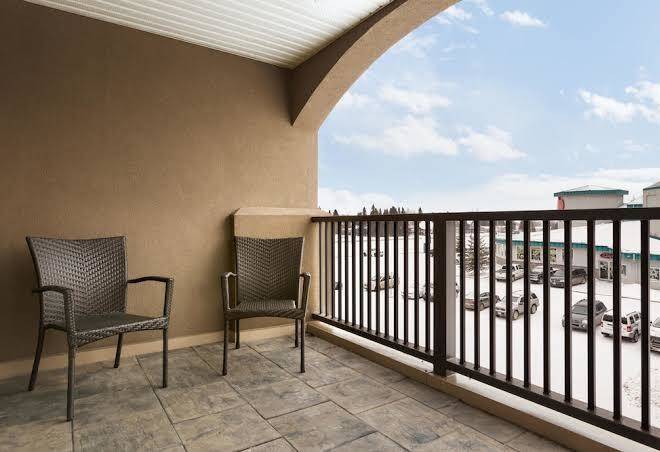 Days Inn & Suites By Wyndham Brandon Image