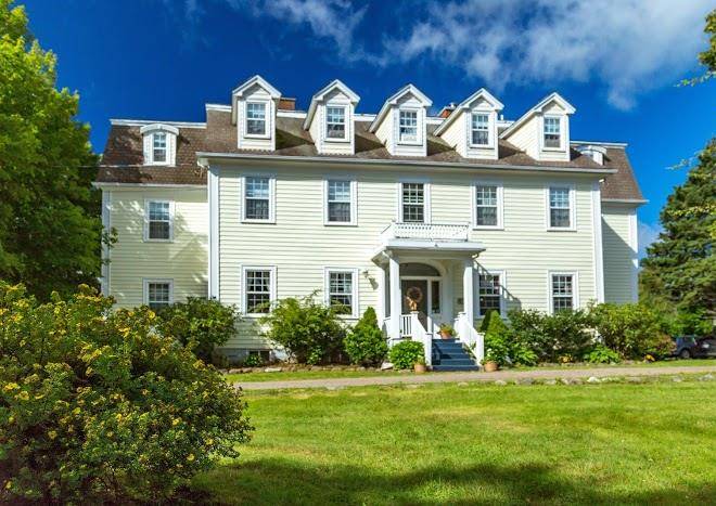 Desbarres Manor Inn Image