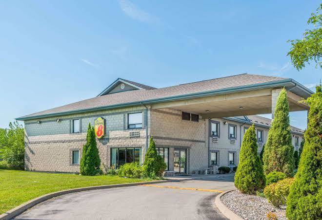 Super 8 by wyndham ambassador bridge windsor on